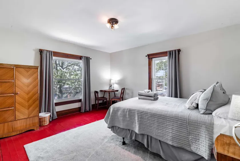 Walk to Downtown Kent - 3 BR House w Patio & Yard - Image 1