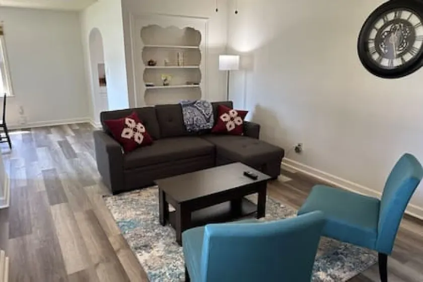 Sleeps 8, YSU, Fairgrounds, Wi-Fi, EV1, Remote - Image 1