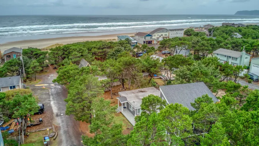 Newley Remodeled Single Story Home with Two Kings and One Minute Walk to Beach! - Image 1