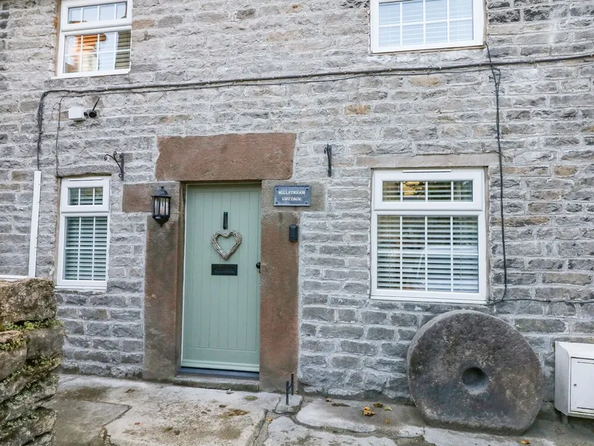MILLSTREAM COTTAGE, family friendly in Castleton, Peak District - Image 1