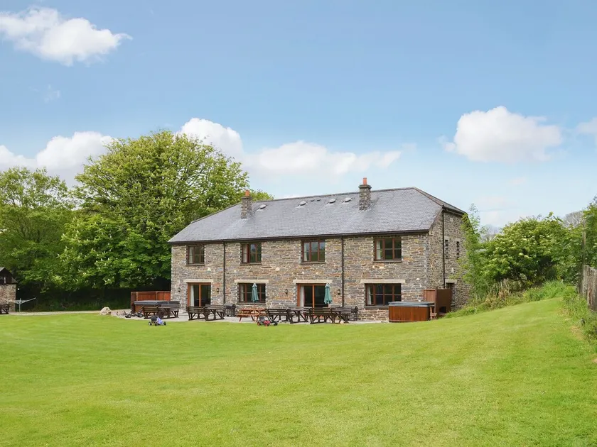 5 bedroom accommodation in Dunterton, near Tavistock - Image 1