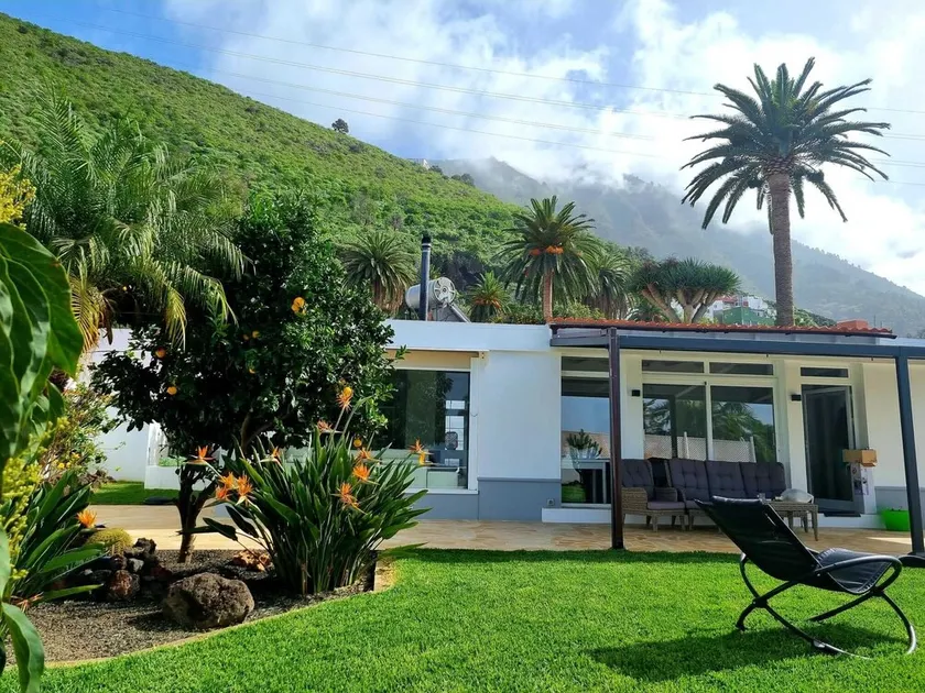 Casa Bella- Holiday home with sea view, tropical garden and pool - Image 1