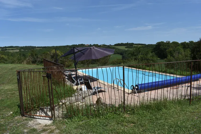 Gård med udhus, opvarmet swimmingpool, afsondret ejendom, naturpark - Image 1