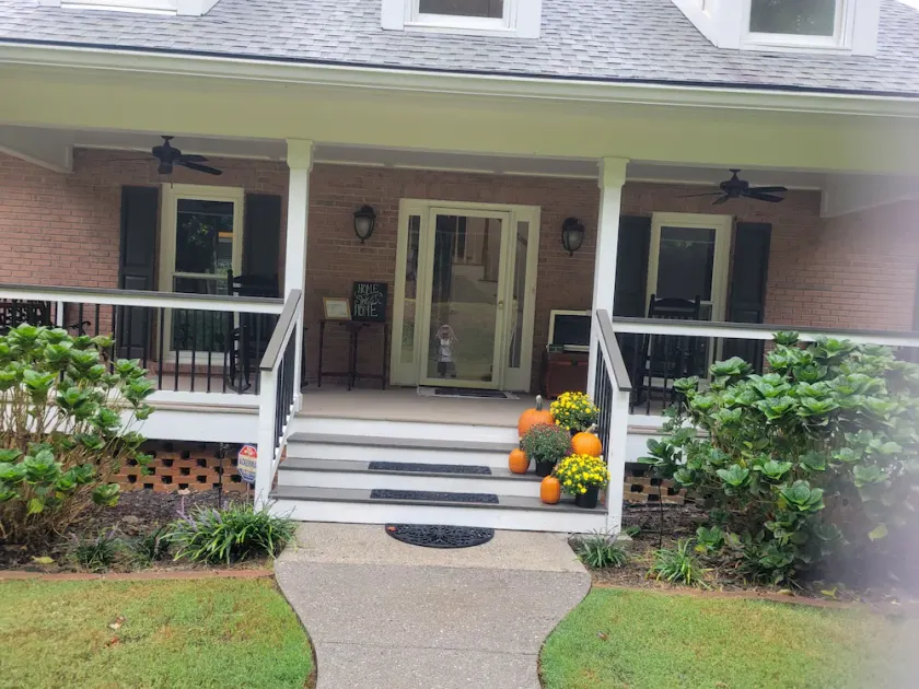 Cozy Country Home with 5 Bedrooms 4 Baths and Swimming Pool - Image 1