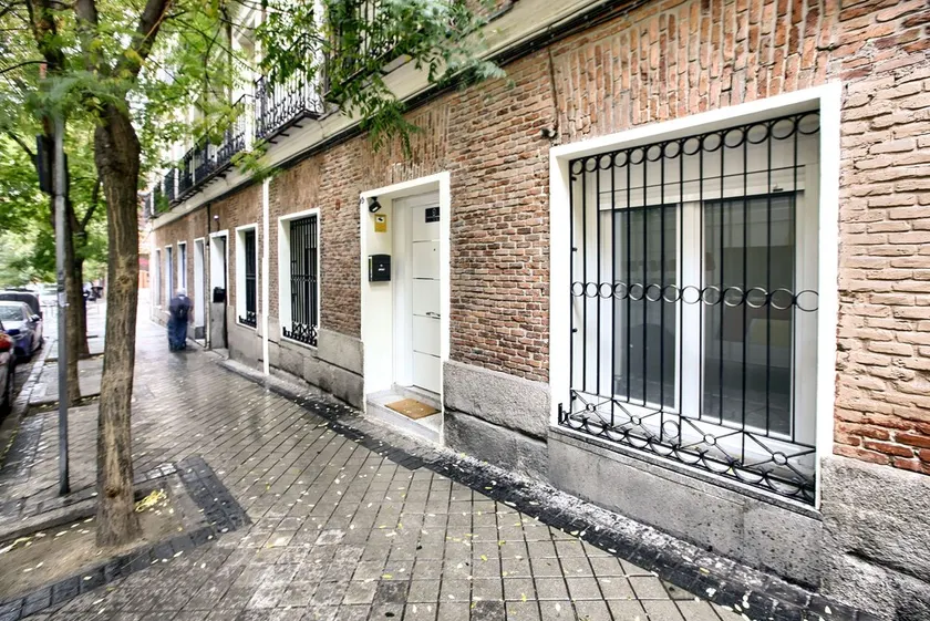 Live the most authentic Madrid in this apartment in the Retiro neighborhood - Image 1