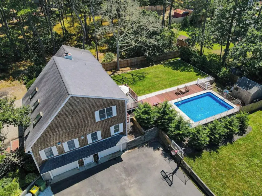 Family Oasis in Great Location with Pool - Image 1