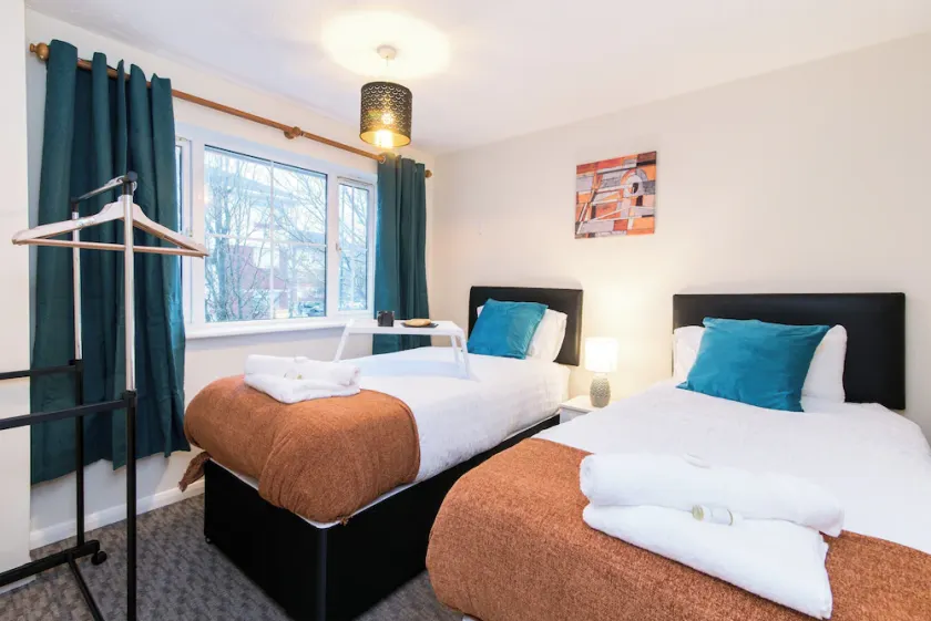 Coventry 3bedroom With Private Garden & Parking - Image 1