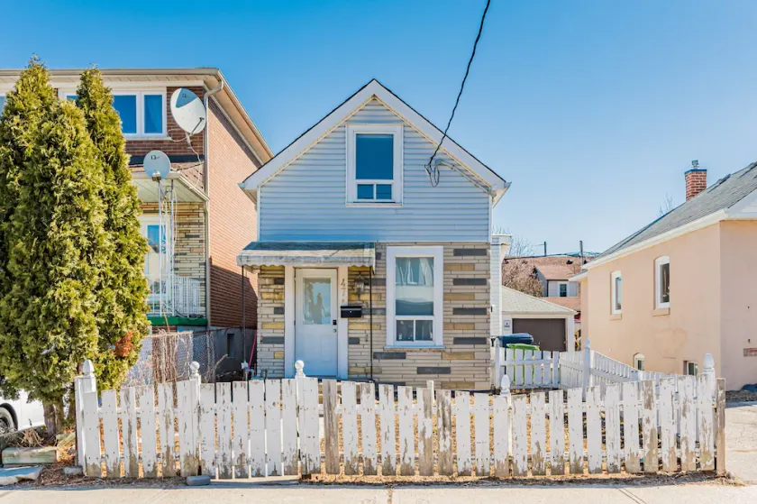 Cheerful 2-bedroom home with free parking - Image 1