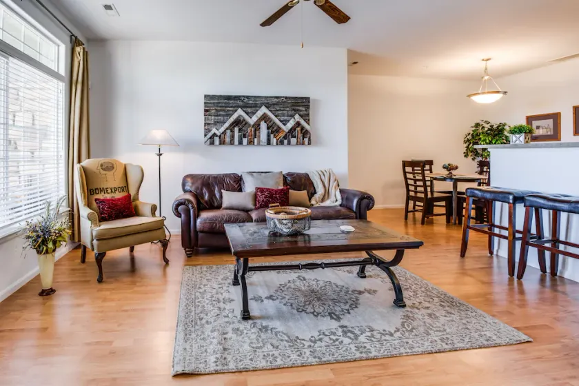 Condo entièrement meublé situé au coeur de Castle Rock - Image 1