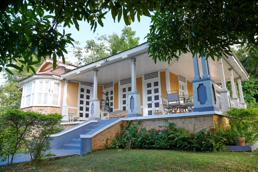 Cheerful 3-bedroom villa with on premises parking - Image 1
