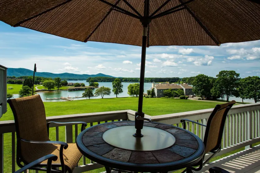 Romantisk Lakefront Getaway med smuk udsigt - Image 1