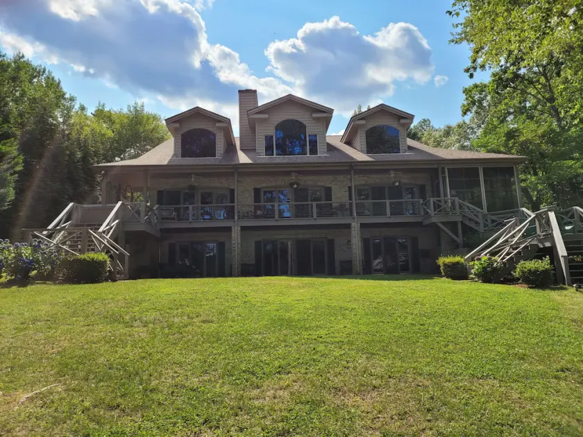 GREAT for FAMILIES, beautiful waterfront, kayaks, firepit, pool table, & more! - Image 1
