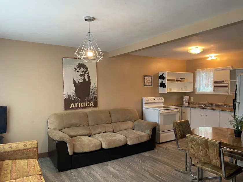 Wasaga Beach Walk to main beach Free Parking Free Wi-Fi - Image 1