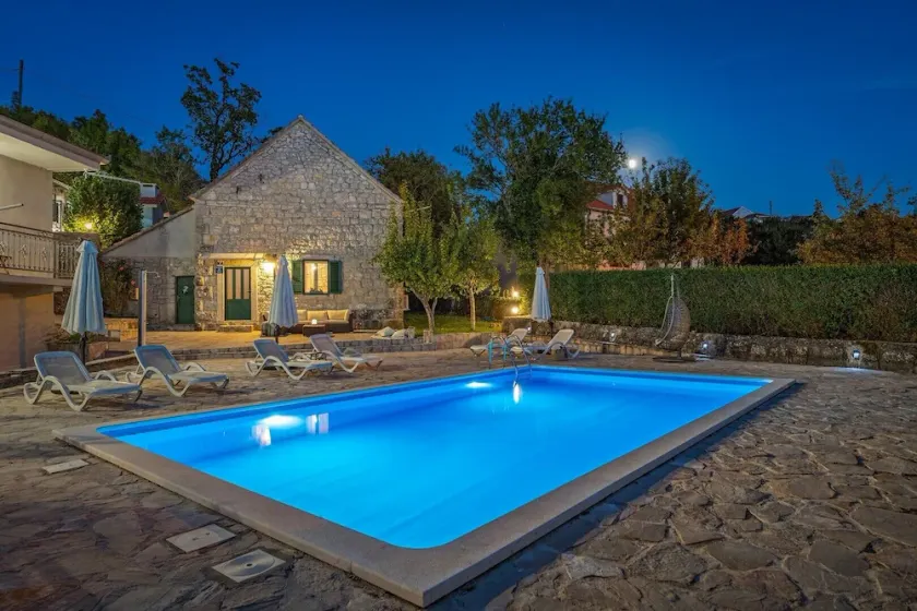 Hacienda Sylvia - secluded 4-bedroom villa with 45sqm heated pool - Image 1