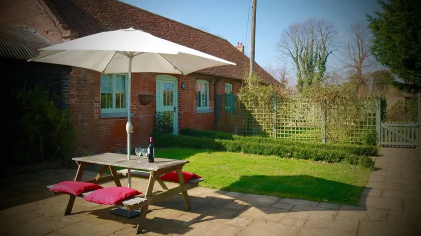 Peper is a cosy cottage in the heart of rural Kent. Converted stables. - Image 1