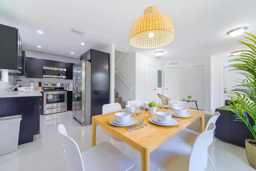 Prime Location Duplex for a Relaxing Stay - Image 1