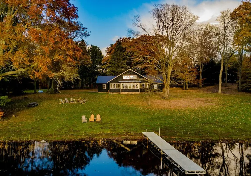Borrow an 850 acre estate and a 7 bedroom house. - Image 1