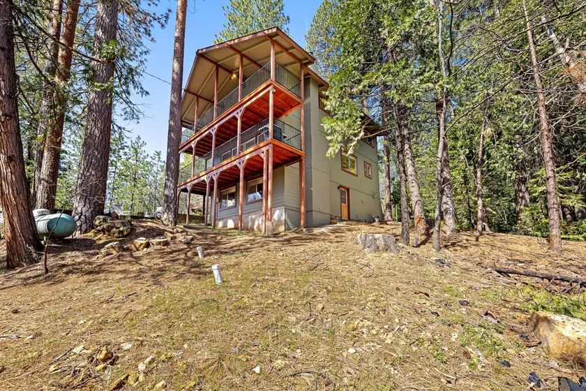 3-story home w/private pool table, game room, heated pool, private lake access - Image 1