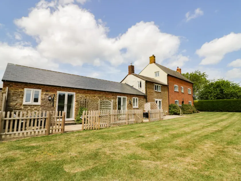 ASH BARN, pet friendly, luxury holiday cottage in Catesby - Image 1