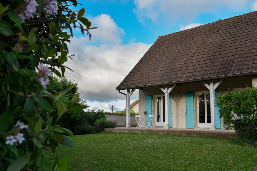 Your home away from home in the heart of Burgundy. - Image 1