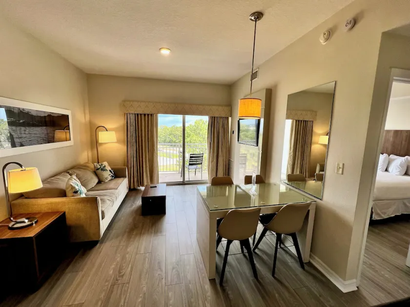 Premium-Universal Studios King Bed Resort Suite, Free Parking,Full Kitchen, Pool - Image 1