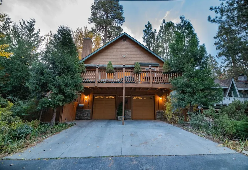 Treetop Bearadise - Walk to Slopes, Hot Tub, Large Fenced Yard - Image 1