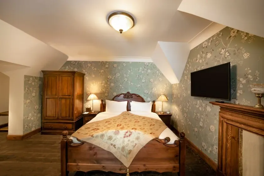 Rhododendron Suite -With views of the rhododendron trees on the hillside - Image 1