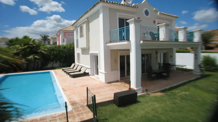 Luxe 4 lit villa fortifiée piscine privée chauffée et clôture l'épreuve des enfants près de la marina - Image 1