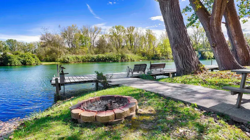 Riverside Retreat: Private Location and lake access! - Image 1
