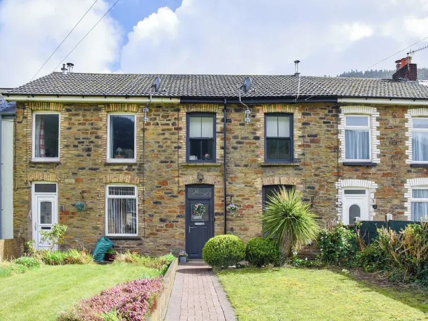 3 bedroom accommodation in Crosskeys, near Newport - Image 1