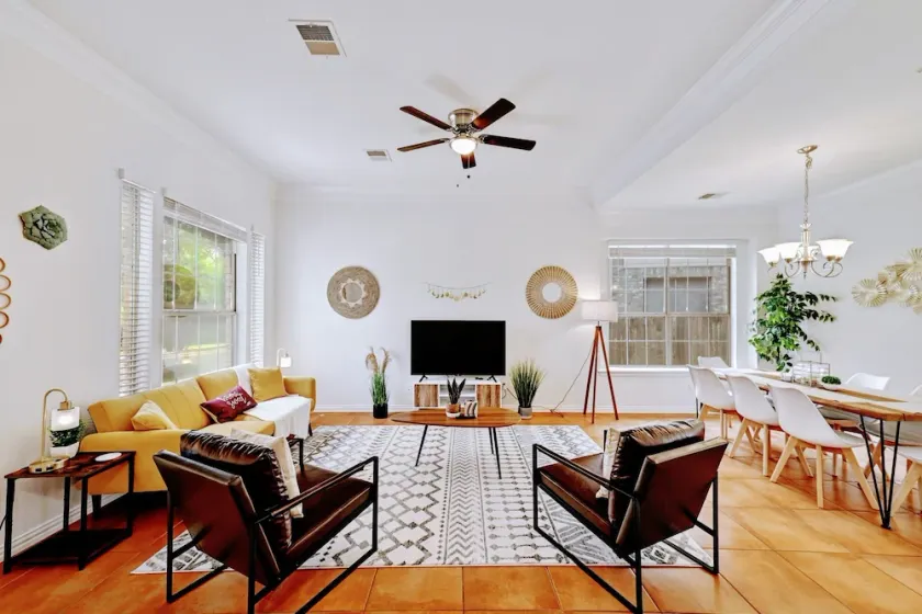 Large Dog Friendly House w/ Fenced yard! Sleeps 14 - Image 1