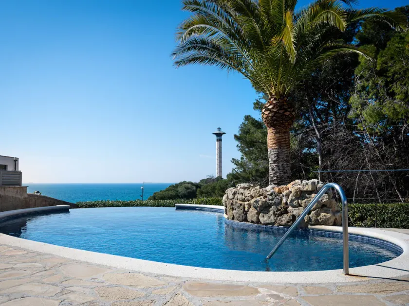 Villa Moderna Familiar con Piscina Privada y Aire Acondicionado - Image 1
