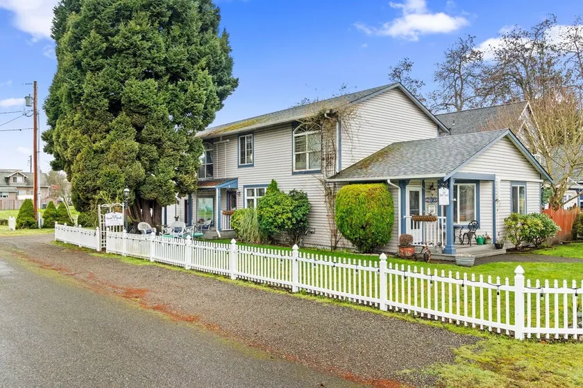 The entire bed and breakfast inn - Image 1