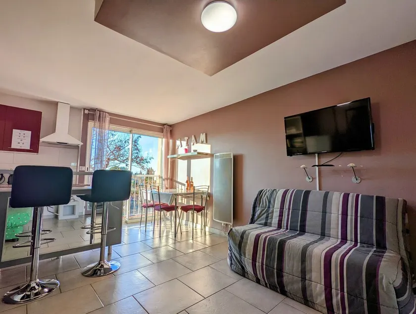 Cozy renovated apartment with parking near port / beach, cleaning included - Image 1