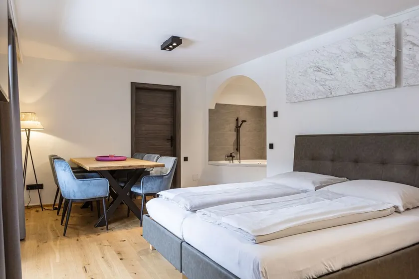 Suite for up to 6 people - Image 1