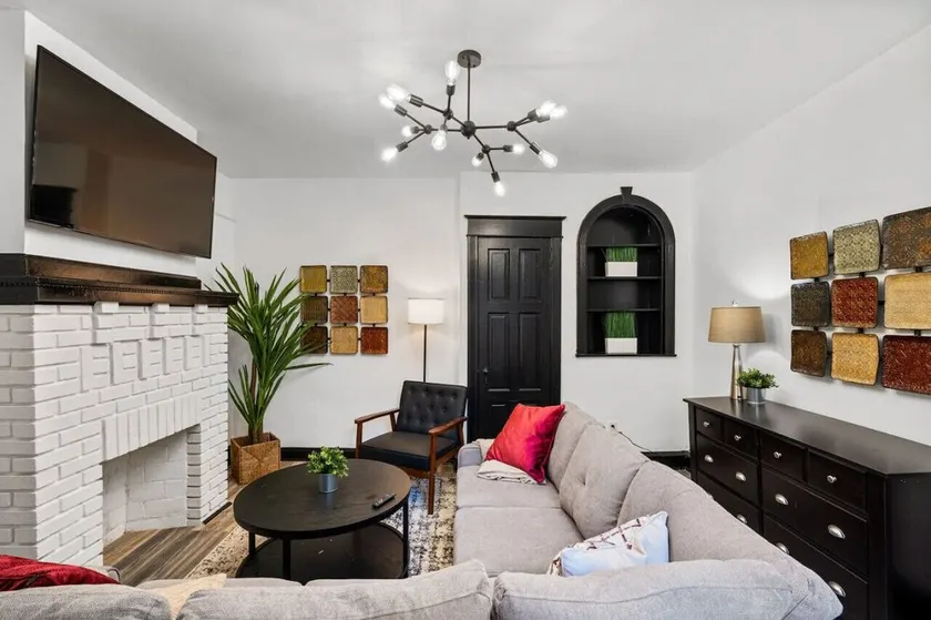 Modern 3BR Philadelphia Stay, Central Location & Free Parking - Image 1