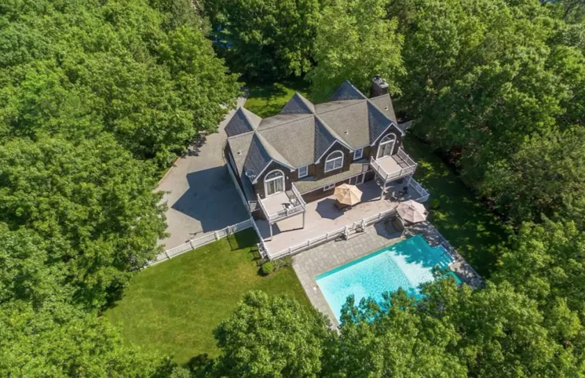 Luxe moderne des Hamptons : Retraite nouvellement conçue avec piscine privée - Image 1