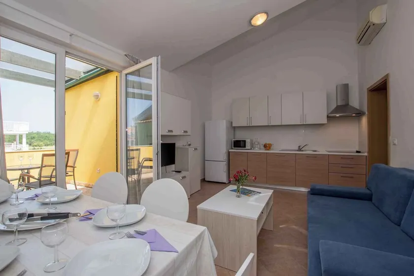 Holiday apartment with balcony and air conditioning - Image 1