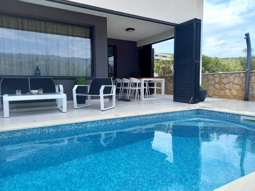 Apartment with Private Pool and Sea View - Image 1