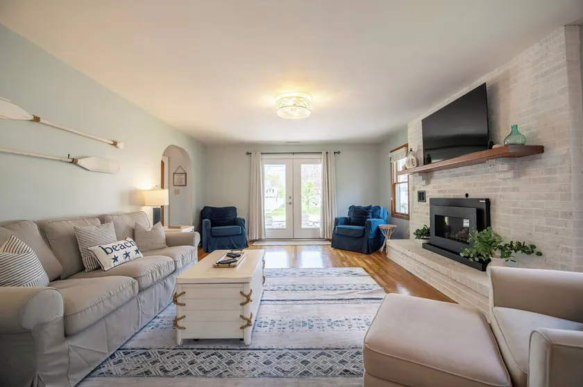 5 Bedroom with Fire Pit, Patio & Large Yard - Image 1