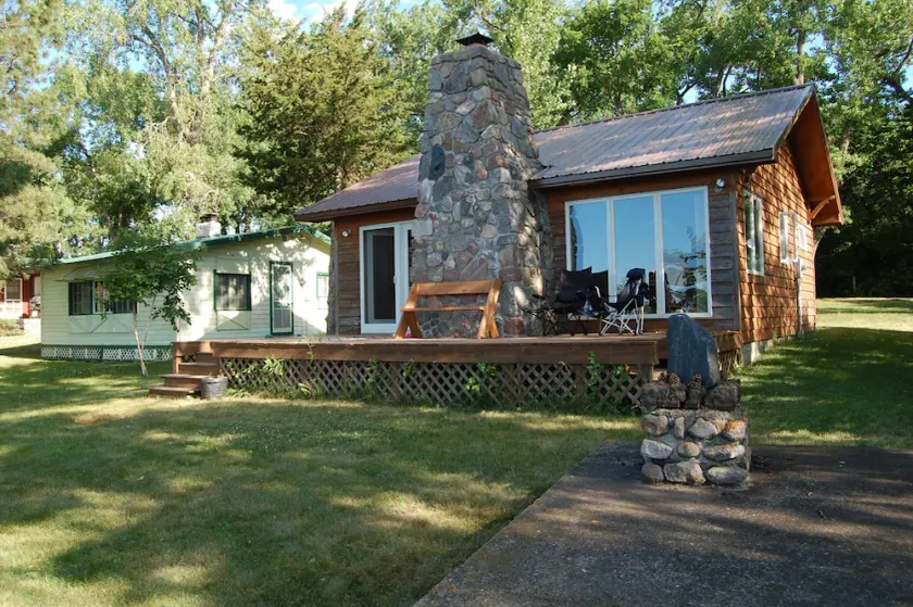 To Lakefront Cabins, en pris - Image 1