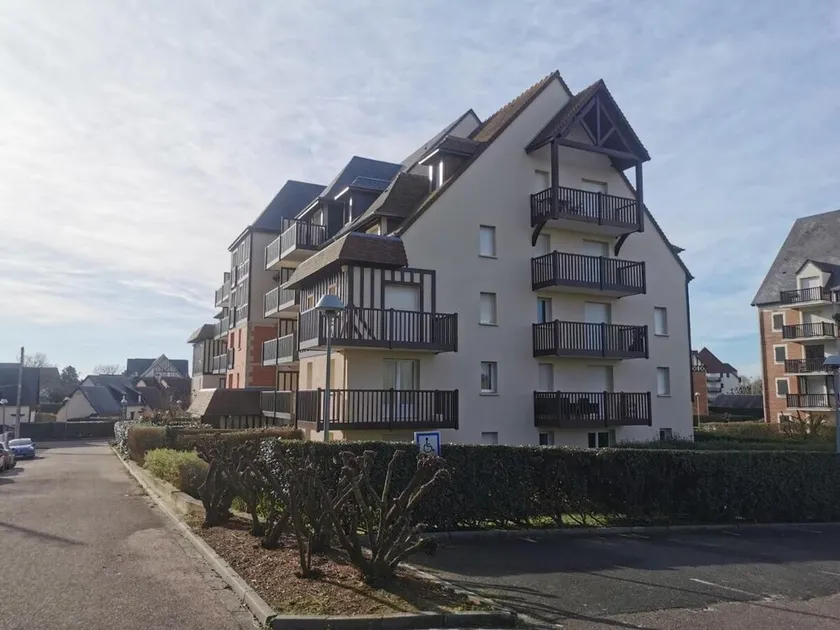 T2 FRONT DE MER Near downtown - Image 1