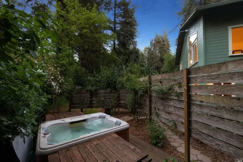 The Barn: Secret Garden in the redwoods, hot tub, walk to river - Image 1