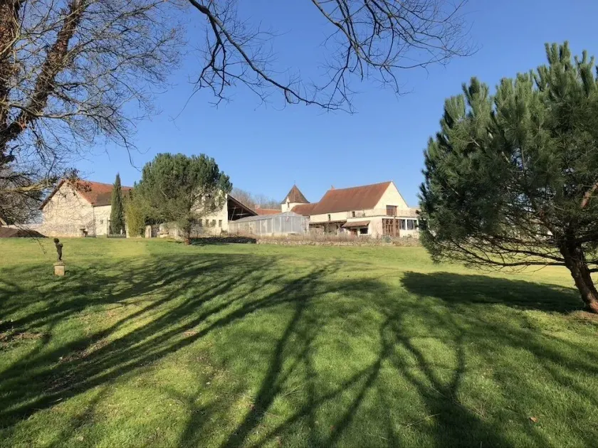 Wunderschönes Landhaus inmitten von 100 Hektar großen Landschaftsparks, Wäldern und Seen. - Image 1