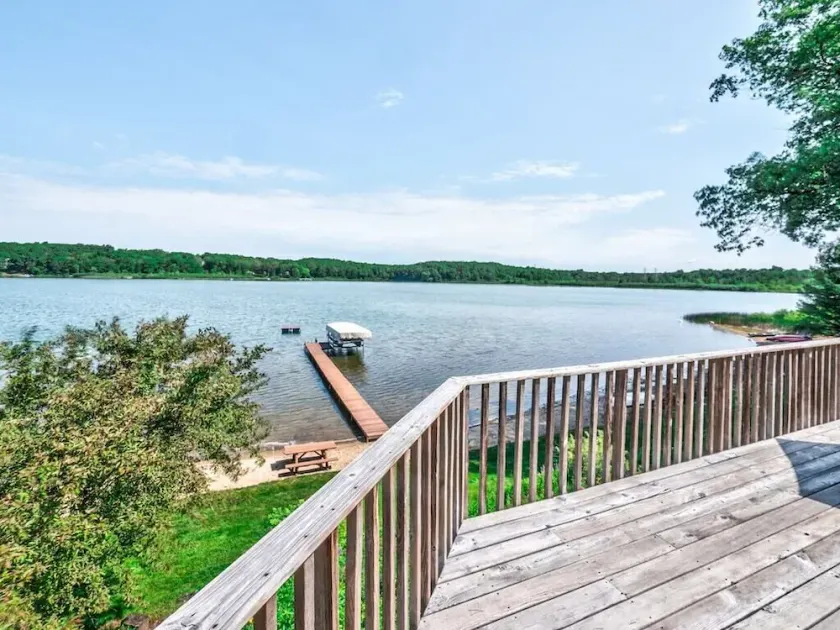 Lakefront, Hot Tub & Swimming Beach in K'zoo - Image 1