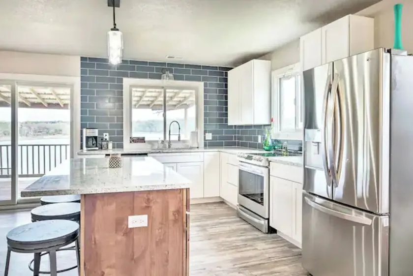 Stunning Lake Views! Lakefront 3BR 2BA Sleeps 12 - Image 1