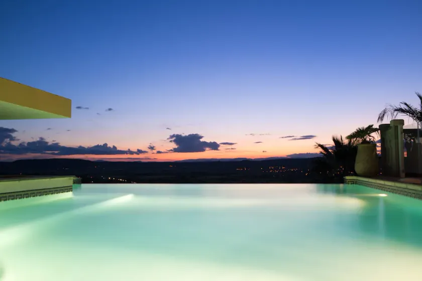 Storslået sommerhus med dominerende udsigt til swimmingpool og opvarmet jacuzzi (Le Palmier) - Image 1
