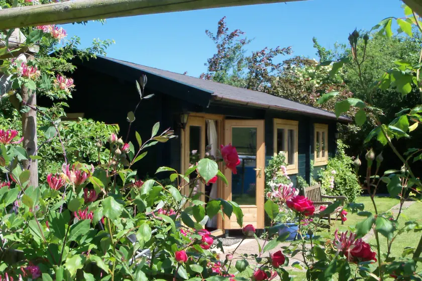 Sleeps2- WiFi - Walkers Paradise - South Facing - Image 1