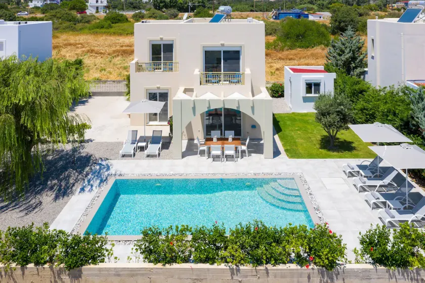 Lovingly furnished house in a quiet location with heated pool and sea views - Image 1