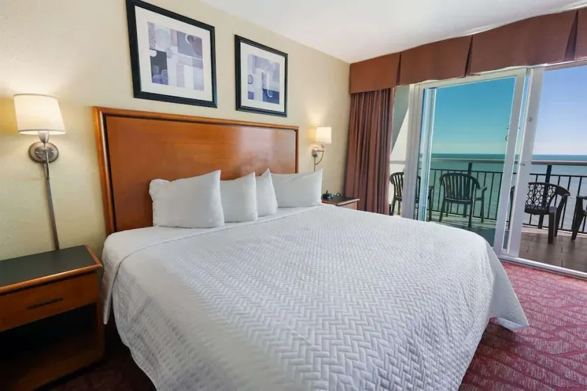Amazing Pools, Direct Oceanfront Studio, King bed - Image 1